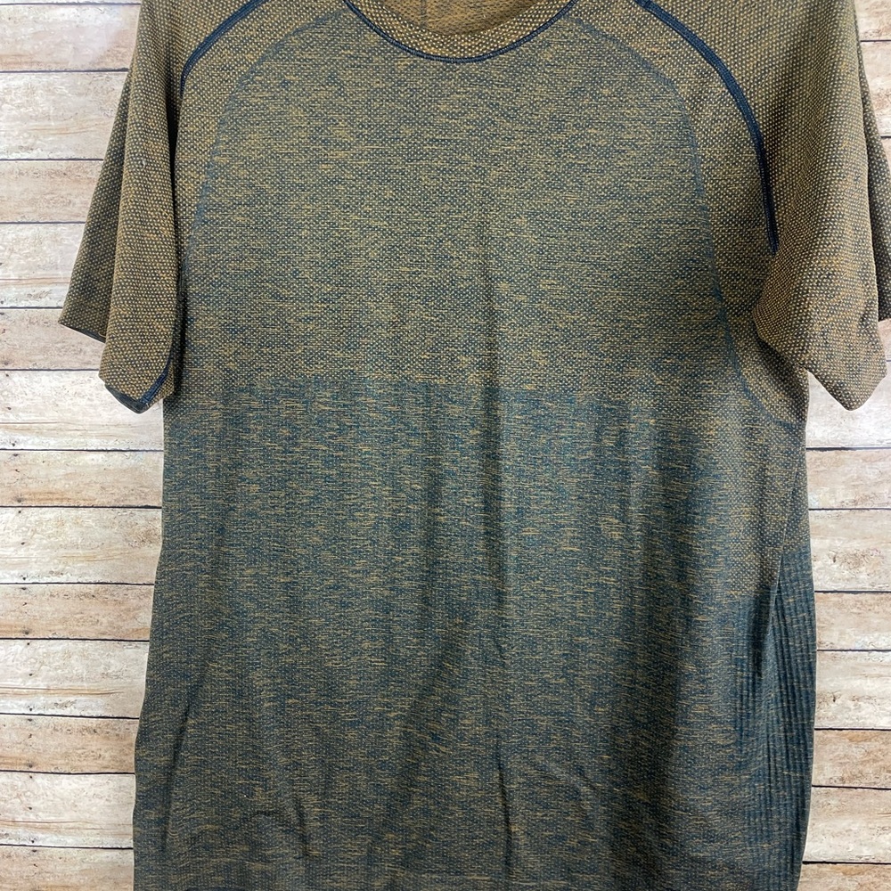 Lululemon mental vent shirt size large. Dark yellow/ brown black sZ Large